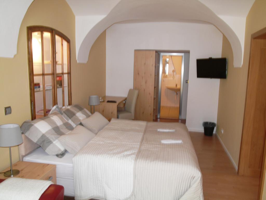 Apartments And Suites Kremnica Room photo
